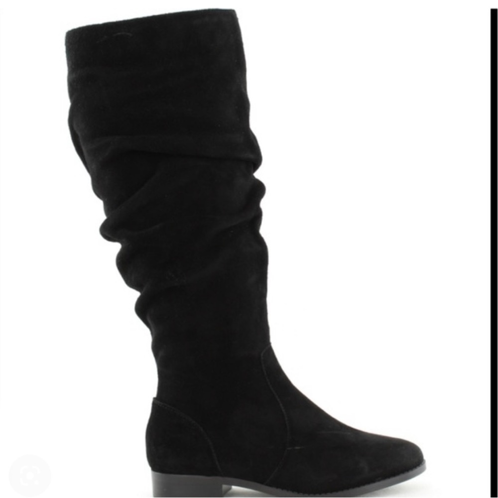 Steve Madden Holly suede pull on boot with inside zipper closure, Brand NEW